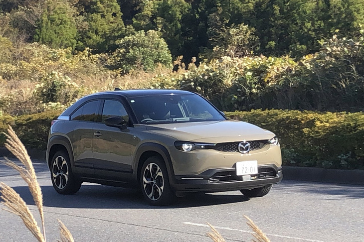 「MX-30ロータリーEV」の車両本体価格は423万5000円からと、決して安くはない。Bピラーレス構造によって実現した「フリースタイルドア」を採用するなど、特殊なボディー形状も一般ユーザーには高いハードルになるだろうか。