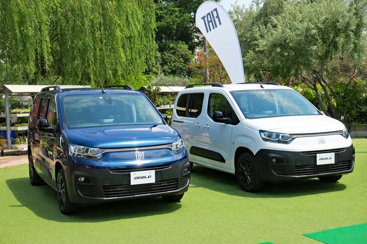 新型「フィアット・ドブロ」（写真向かって右）と「ドブロ マキシ」（同左）。