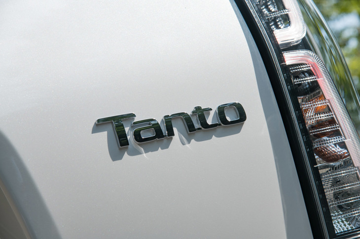 車体色は標準車が9種類、「カスタム」が8種類。カスタムで白、青、赤の車体色を選んだ場合、ルーフを黒で塗り分け、ボディーサイドに黒の装飾パネルが備わるツートンカラー仕様も選択できる。