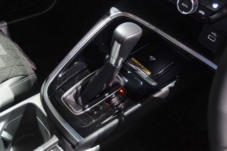 ホンダ・ヴェゼルe：HEV PLaY（シフトレバー周辺部）