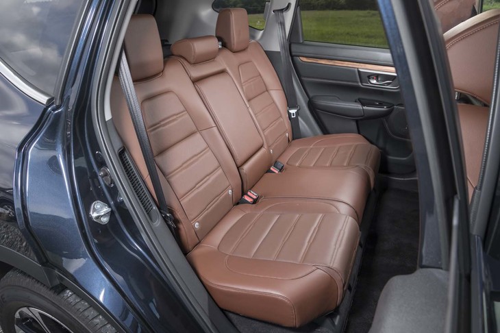 「CR-V」の後席空間も広々としてルーミーだ。先代モデルよりも足元空間を広げたり、シートバックを長くしたりして居住性を高めている。ガソリンモデルには3列目シートの用意もある。