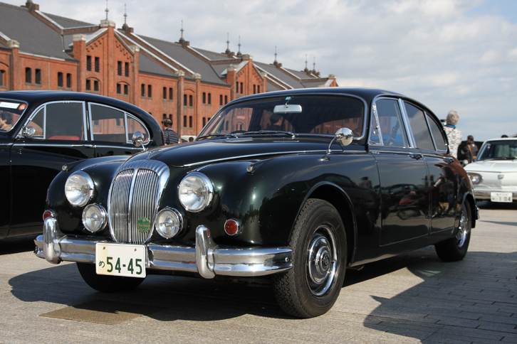 「デイムラー2.5リッターV8」。「ジャガー・マーク2」のボディーにデイムラー設計の、OHVヘミヘッドの2.5リッターV8エンジンを搭載したモデル。頂部が波形のフロントグリルがマーク2との識別点。