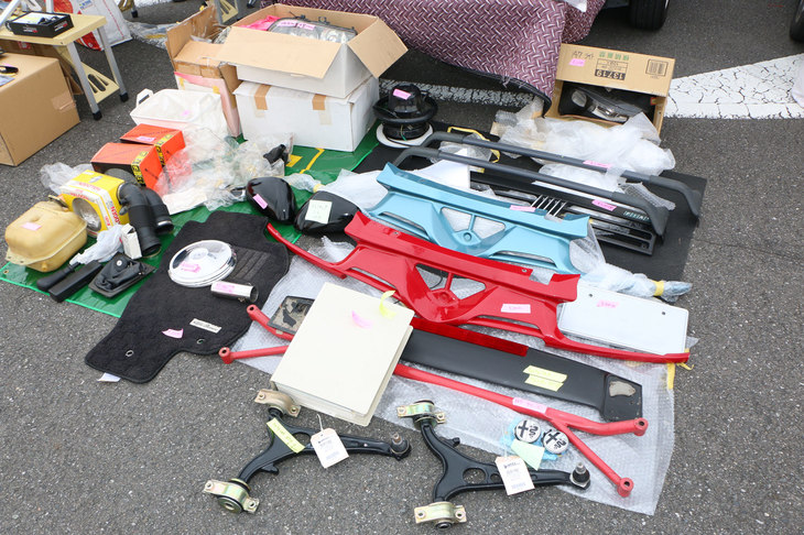 参加者によるフリーマーケットも開催。小物、パーツ、おもちゃ、雑誌など、さまざまなクルマ関連グッズが並んだ。多くの人が自身のお宝を求め、散策を楽しんだ。