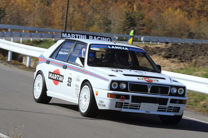 マルティニカラーの「ランチア・デルタ インテグラーレ」（1991年）。デルタは往年の世界ラリー選手権で無類の強さを発揮したモデルで、1987年から1992年まで、6年連続でメイクスタイトルをランチアにもたらした。