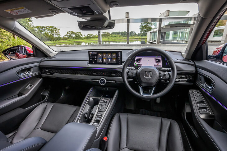 当記事では話題に上らなかったが、インテリアはこんな感じ。横基調のダッシュボードにセンターコンソールが突き刺さる、典型的な“T字”のレイアウトとなっている。