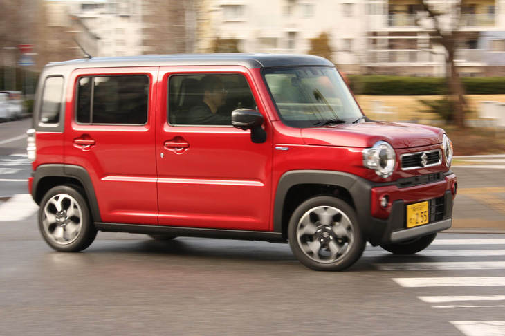 「ハスラー」は全車にマイルドハイブリッドを搭載。写真の車体色は、バーミリオンオレンジとガンメタリックの2トーン。