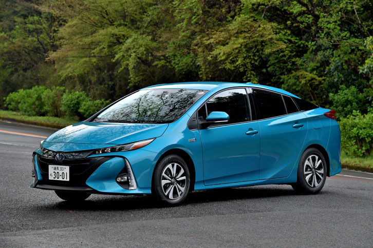 トヨタ・プリウスPHV S“ナビパッケージ”
	ボディーサイズ：全長×全幅×全高＝4645×1760×1470mm／ホイールベース：2700mm／車重：1530kg／駆動方式：FF／エンジン：1.8リッター直4 DOHC 16バルブ／モーター：交流同期電動機／トランスミッション：CVT／エンジン最高出力：98ps（72kW）/5200rpm／エンジン最大トルク：142Nm（14.5kgm）/3600rpm／モーター最高出力：72ps（53kW）／モーター最大トルク：163Nm（16.6kgm）／モーター最高出力：31ps（23kW）／モーター最大トルク：40Nm（4.1kgm）／タイヤ：（前）195/65R15 （後）195/65R15／価格：366万6600円