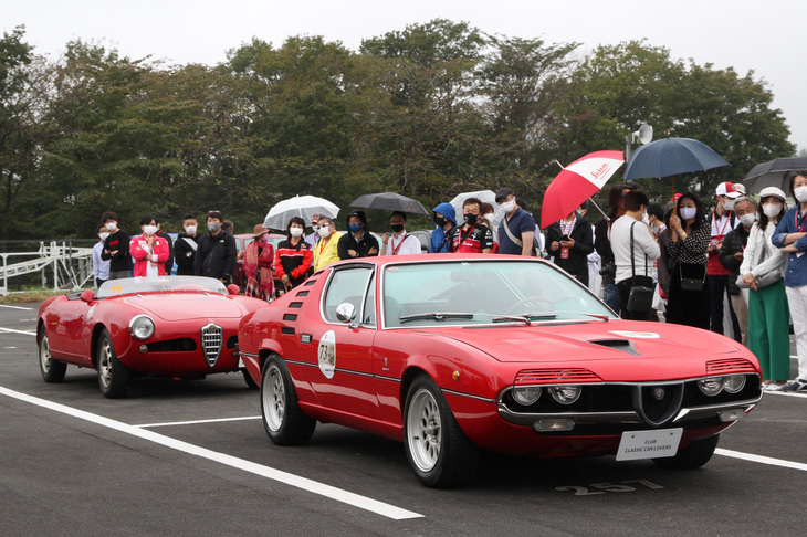 市販アルファ初のV8エンジン（2.6リッター）搭載車として1970年に発売された「モントリオール」と、コンペティション風にモディファイされた「ジュリエッタ スパイダー」。