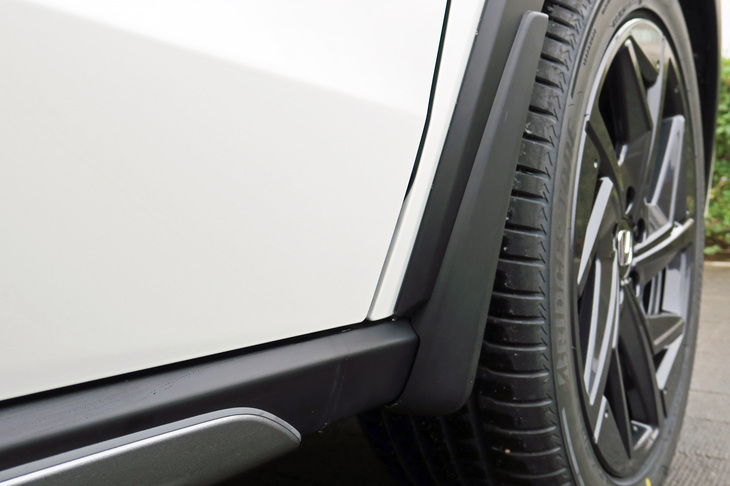 ホンダZR-V e:HEV X ホンダアクセス用品装着車（マッドガード）