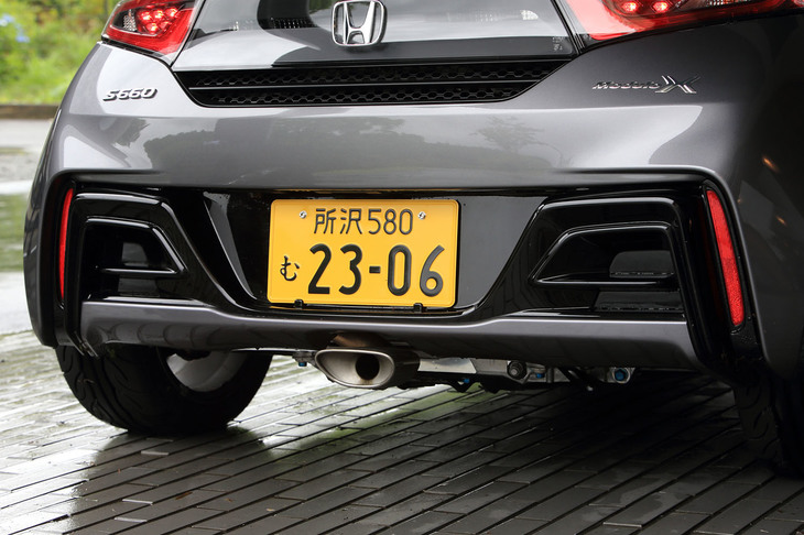 リアのロアバンパーも「モデューロX」専用。フロントでアンダーボディーへと流した風を高速で排出することで走行安定性を高めている。