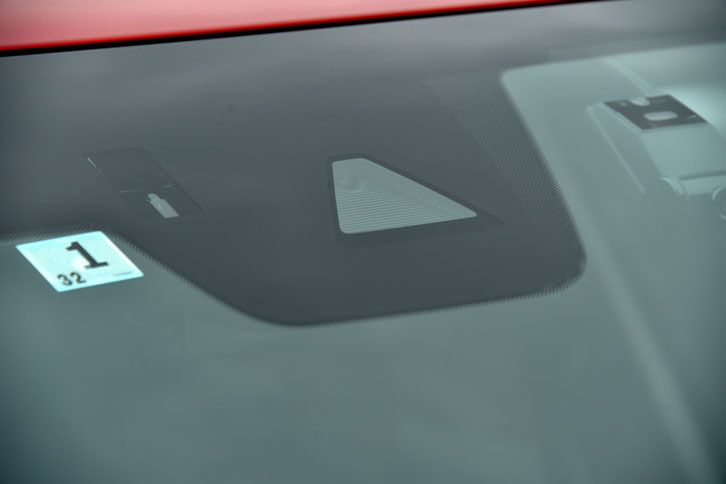 新しい「CX-5」では従来のミリ波レーダーと新開発の「フォワード・センシング・カメラ」（写真）を併用し、レーダークルーズコントロールで追従可能な速度域の下限を30km/hから0km/hにまで広げた。