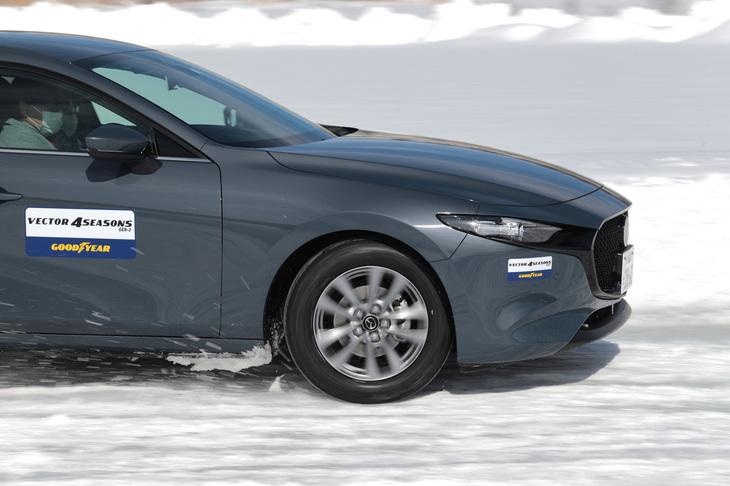 特設コースで実感したのは、スノー路面での性能向上ぶり。ただし（これはオールシーズンタイヤ全般に言えることだが）、氷結路が苦手な点は従来製品と同じだった。