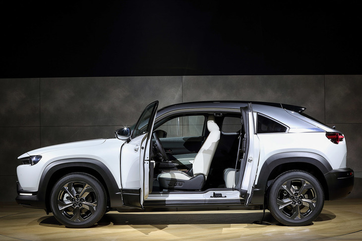 「フリースタイルドア」と呼ばれるセンターオープン式のドアを採用。ボディーサイズは全長×全幅×全高＝4395×1795×1570mm、ホイールベース＝2655mmと発表されている。