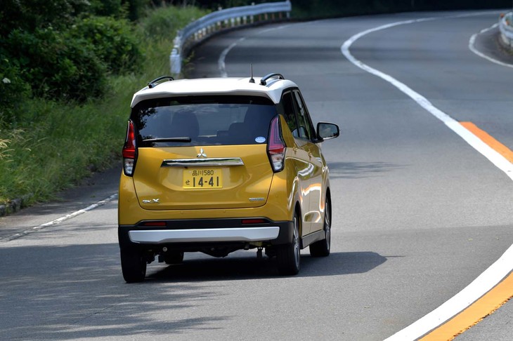 
	【三菱eKクロスTのスペック】
	ボディーサイズ：全長×全幅×全高＝3395×1475×1685mm／ホイールベース：2495mm／車重：950kg／駆動方式：4WD／エンジン：0.66リッター直3 DOHC 12バルブ ターボ／モーター：交流同期電動機／トランスミッション：CVT／エンジン最高出力：64ps（47kW）/5600rpm／エンジン最大トルク：100Nm（10.2kgm）/2400-4000rpm／モーター最高出力：2.7ps（2.0kW）/1200rpm／モーター最大トルク：40Nm（4.1kgm）/100rpm／タイヤ：（前）165/55R15 75V／（後）165/55R15 75V（ダンロップ・エナセーブEC300）／燃費：22.8km/リッター（JC08モード）／16.8km/リッター（WLTCモード）／価格：176万5800円

	
	【取材時の燃費データ】
	テスト距離：253.4km（市街地1：高速道路8：山岳路1）／使用燃料：24.0リッター（レギュラーガソリン）／参考燃費：10.6km/リッター（満タン法）／12.5km/リッター（車載燃費計計測値） 
	