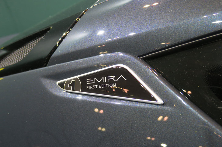 初販限定モデルであることを示すバッジ。