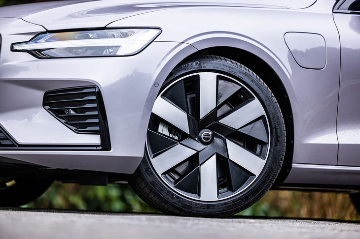 「V60ウルトラT6 AWDプラグインハイブリッド」には、19インチの6本スポークデザインホイールが標準で装備される。今回の試乗車両は235/40R19サイズの「ミシュラン・プライマシー4」タイヤを組み合わせていた。