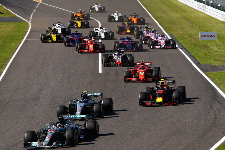 スタートでトップを守ったポールシッターのハミルトン（写真先頭）。2位ボッタス、3位フェルスタッペンらの後ろでは、8番グリッドから出走したセバスチャン・ベッテルのフェラーリがトロロッソの2台をかわし、6位に上がった。（Photo=Red Bull Racing）