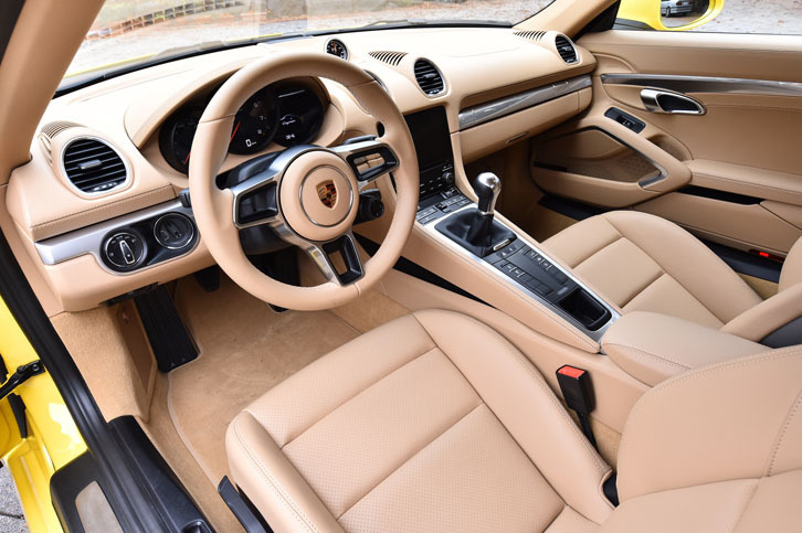 「ルクソールベージュ」カラーでコーディネートされた、テスト車のインテリア。オプションの「レザーインテリア」も選択した結果、シート表皮やダッシュボード、ドアパネルが本革仕立てとなっている。