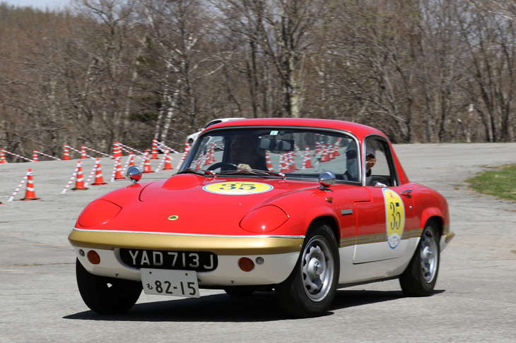 公道に出る前、小海リエックス内の駐車場に最初のPC競技のコースが設けられた。これは1970年「ロータス・エランSr.4スプリント」。