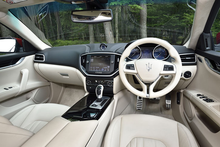 上質なレザーがふんだんに使用されたインテリア。内装色はサッビア（ベージュ）。