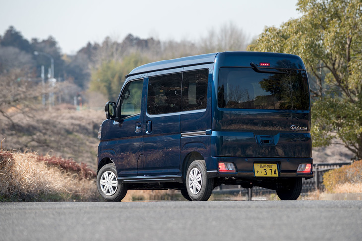 誕生は1960年と、半世紀以上の歴史を誇るダイハツの軽商用車「ハイゼット」シリーズ。「アトレー」はそのワゴンバージョンにあたり、今回の新型は6世代目のモデルとなる。