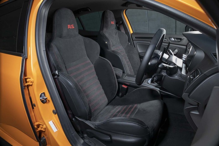 サイドサポートが大きく張り出したスポーツシート。ヒーターやランバーサポートが備わるなど、快適性の高さもセリングポイントとなっている。