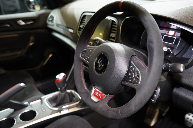 リム全周をアルカンターラ巻きとしたステアリングホイールは「トロフィーR」専用。