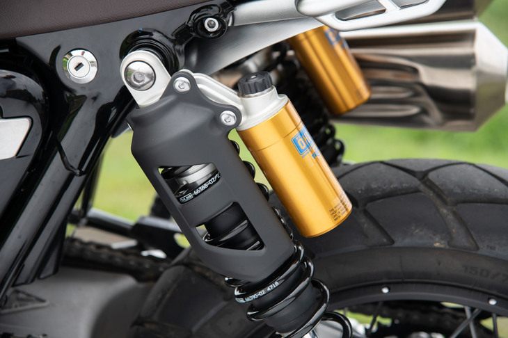 サスペンションは前がショーワ製φ45mm倒立フォーク、後ろがピギーバック式のリザーバータンクを備えたオーリンズ製ツインショックとなっている。