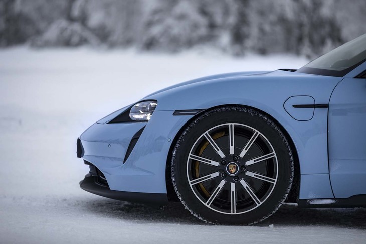 テスト車にはオプションの20インチホイールと、グッドイヤーのウインタータイヤ「ウルトラグリップ」が装着されていた。