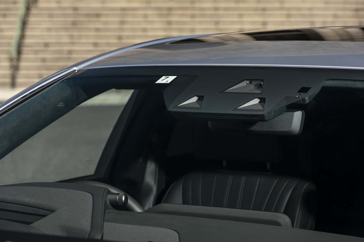 周囲の様子を把握するためのカメラは計4つ。ステレオカメラのほかに、望遠カメラとロケーターカメラが搭載される。