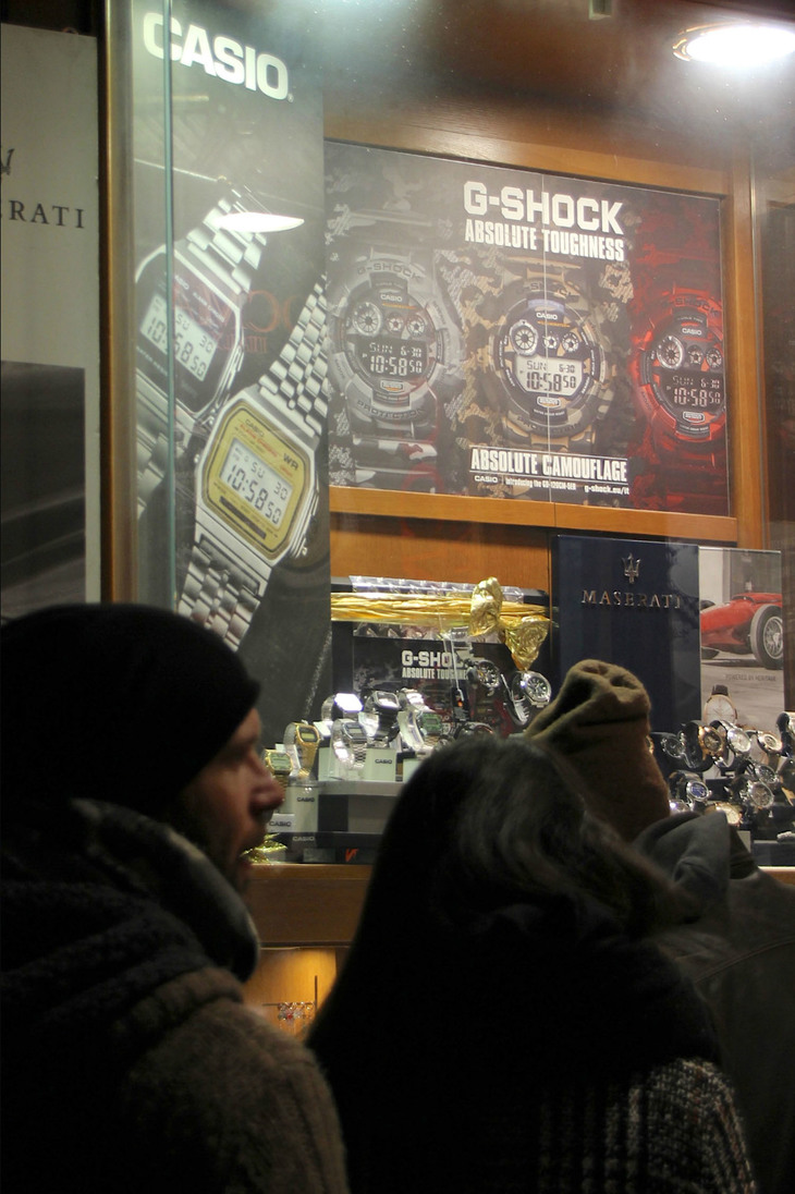 2017年12月、クリスマス・シーズンのシエナにて。カシオが陳列されたウィンドウに、プレゼントを探す人々が足を止める。