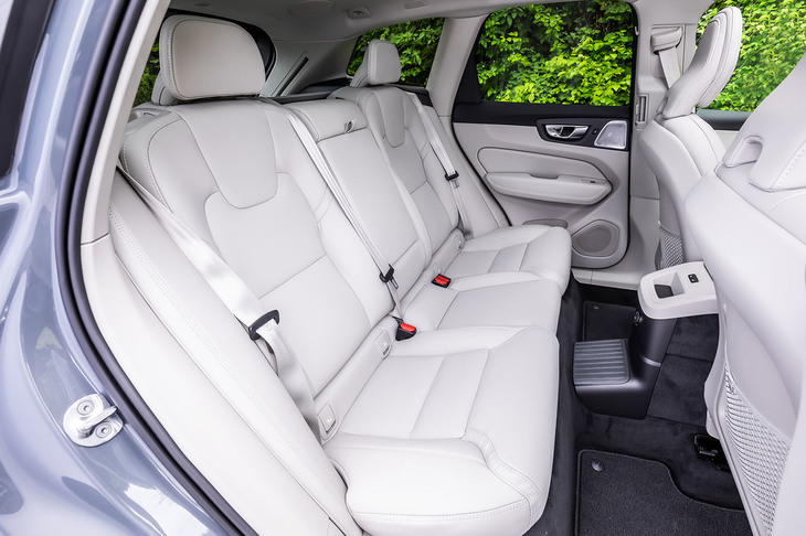 「インスクリプション」グレードの後席。背もたれには60：40の分割可倒機構に加え、スキーホールが備わっている。