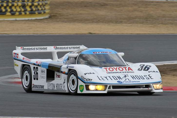 1985年のルマン24時間に、トヨタが初参戦したマシンである「トムス85CLトヨタ」。シャシーは童夢が開発、エンジンはWRCに参戦する「セリカ」用をベースとする直4 DOHC 2.1リッターターボ。中嶋 悟／関谷正徳／星野 薫がドライブし、12位で完走した。今回は中嶋 悟が駆った。