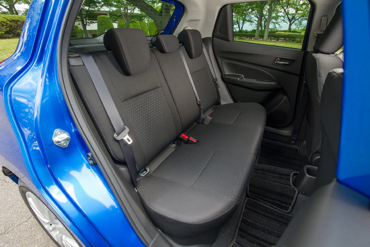 リアシートは6：4分の2分割可倒式。いまどきのコンパクトカーらしく、中央席にもきちんとヘッドレストが設けられている。