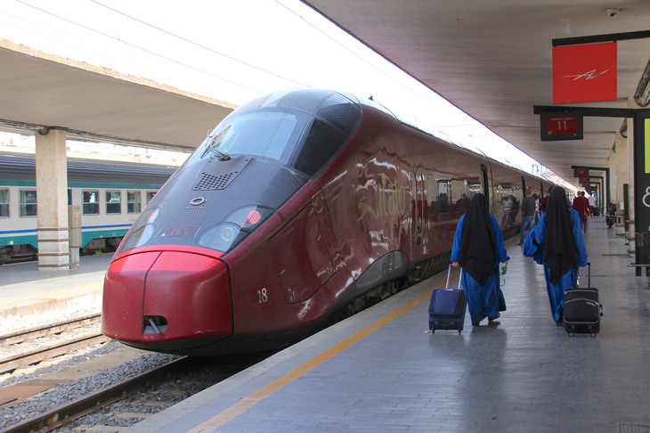 イタリアの高速鉄道「イタロ」。これはフィレンツェ駅でのスナップだが、将来はフランスのリヨンまで一本で行けるようになるかもしれない。車両はアルストーム製。