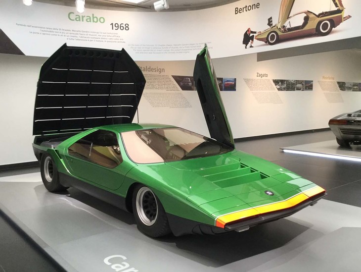 「33ストラダーレ」をベースにベルトーネが製作した「カラボ」（1968年）。車高990mm、ウエッジの効いたボディーのドアはシーザーズ型。スタイリングはベルトーネ時代のM.ガンディーニの手になるもので、その後、彼が生み出した「ベルトーネ・ストラトス ゼロ」や「ランボルギーニ・カウンタック」に影響を与えた。トレードマークとなったグリーンメタリックがCarabus auratusという甲虫を思わせることからカラボと命名された。