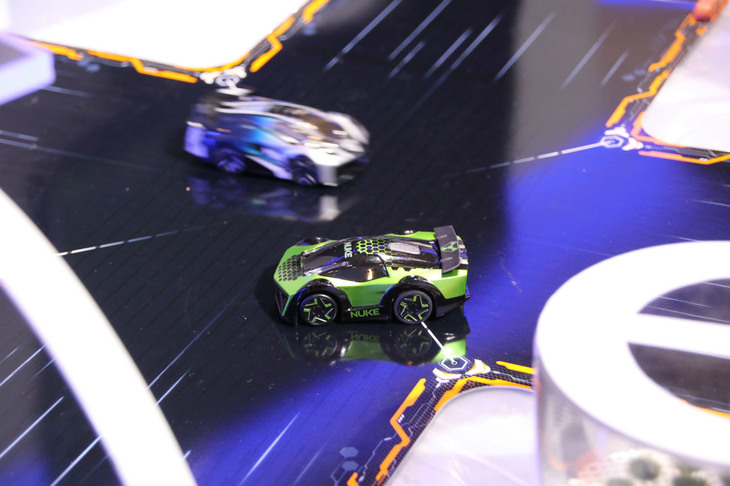 NTTドコモのブースにて。小さなコンピューターを多数配置する「エッジ・コンピューティング」を応用した、衝突回避技術のデモ。クラウドに過度に頼らず、交差点付近に設置した装置で処理すれば、通信負荷が大幅に低減できるという。