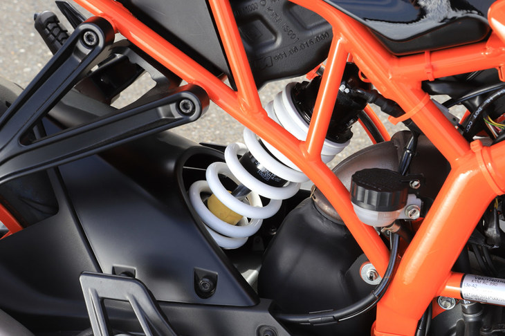 サスペンションは、前がφ43mmのWP製倒立フロントフォーク、後ろがWP製モノショックの組み合わせとなる。