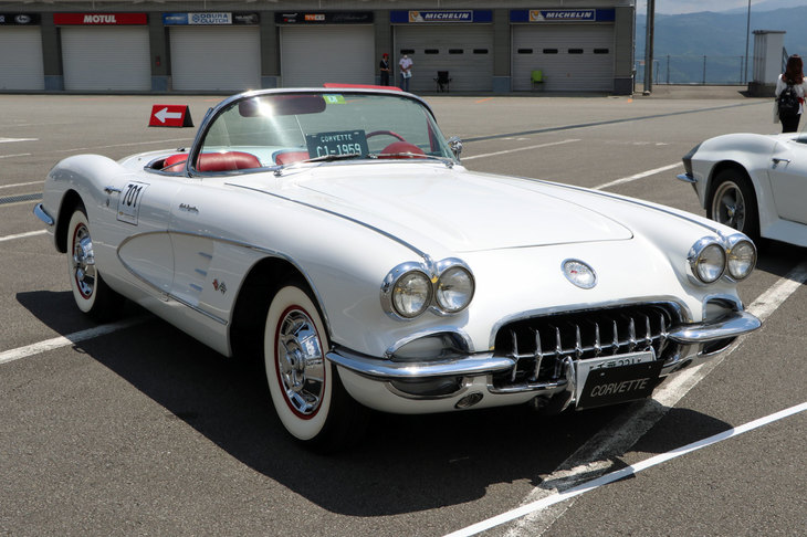 ここからは、会場に展示された歴代「コルベット」をご紹介。1953年に誕生した初代シボレー・コルベット（C1型）は、欧州製ロードスターの影響を受け、シボレー初の2シーターオープンスポーツとして誕生した。構想段階では適度なパワーのライトウェイトなスポーツカーを目指していたため、3.9リッターの直6エンジンを搭載していたが、後にV8エンジンの搭載によって大幅なパフォーマンスアップを実現。アメリカンスポーツの代表格となる礎を築いた。