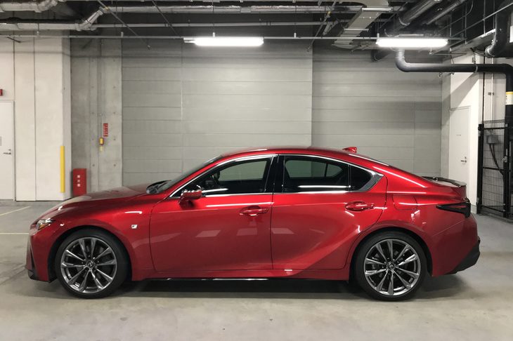 今回の試乗車は、535万円の車両本体価格に「ラディアントレッドコントラストレイヤリング」の外装色や三眼フルLEDヘッドランプ、“マークレビンソン”プレミアムサラウンドサウンドシステム、“Fスポーツ”専用本革スポーツシートなどのオプションアイテムが加わり、625万7500円というプライスであった。