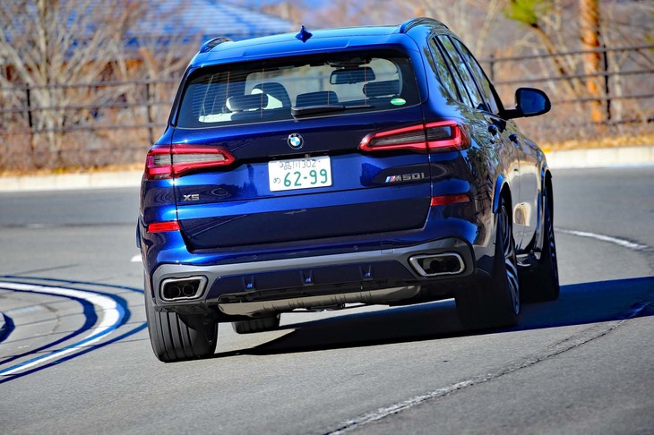 駆動方式はトルクスプリット式の4WD。ステアリングの切れ角やホイールの回転速度などをもとに電子制御式多板クラッチを制御。前後軸に最適量のトルクを配分するという仕組みだ。