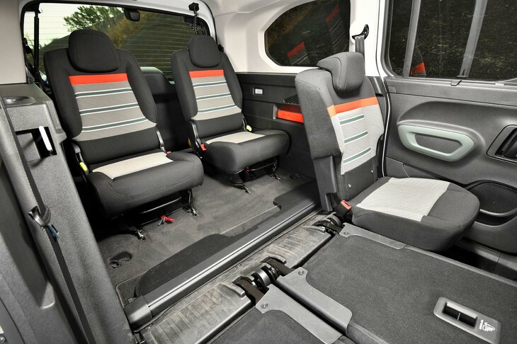 3列目のシート形状は2列目にも見劣りしない。足元空間が十分に確保されているほか、ホイールハウスの張り出し（カップホルダー付き）が立派なアームレストになる。