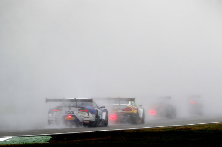 大雨に見舞われた日曜のレースの様子。予選、決勝とも路面はヘビーウエットだった。