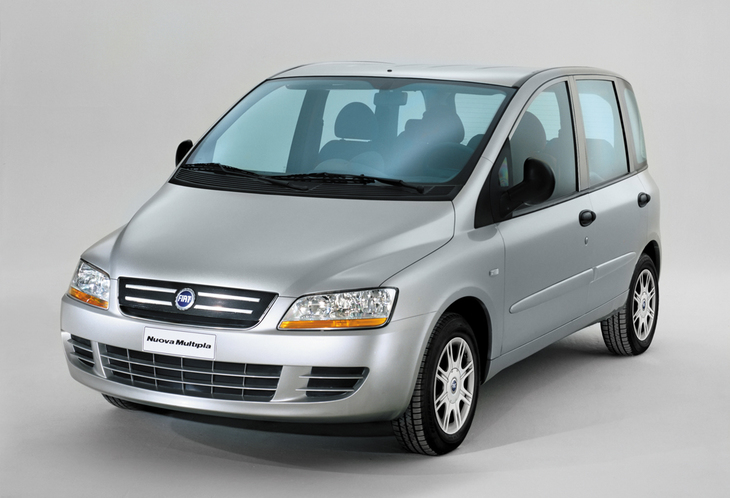2004年にマイナーチェンジされた「ムルティプラ」。フィアットの同時代車「プント」や「スティーロ」などに通じる無難な顔つきとなった。