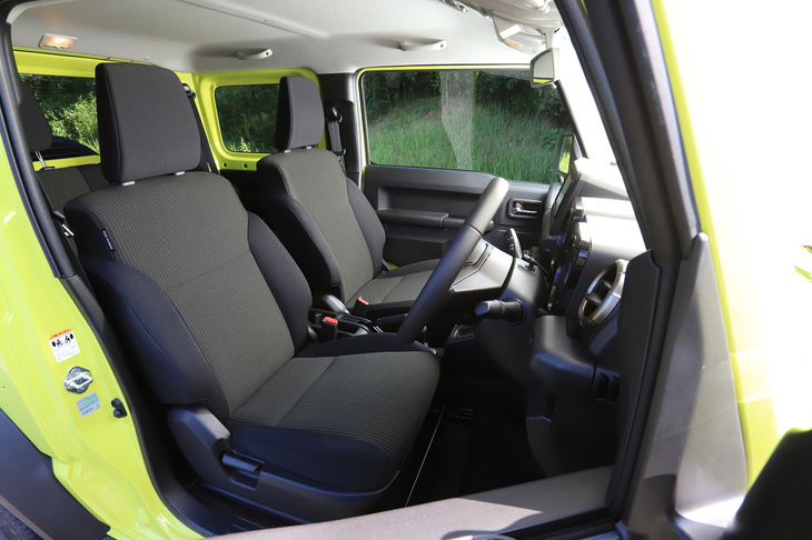 シートの仕様は「JC」「JL」の両グレードで共通。表皮はファブリックで、フロントシートにはシートヒーターが内蔵される。一方リアシートは、ヘッドレスト付きの左右分割可倒式となっている。