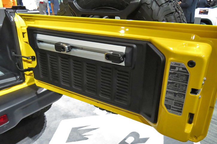 ジープ・ラングラー アンリミテッド ルビコン（バックドア）