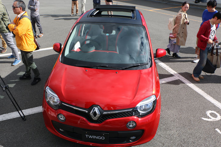 話題の新型車、「トゥインゴ」のキャンバストップ仕様。特に女性からの視線が熱かった。