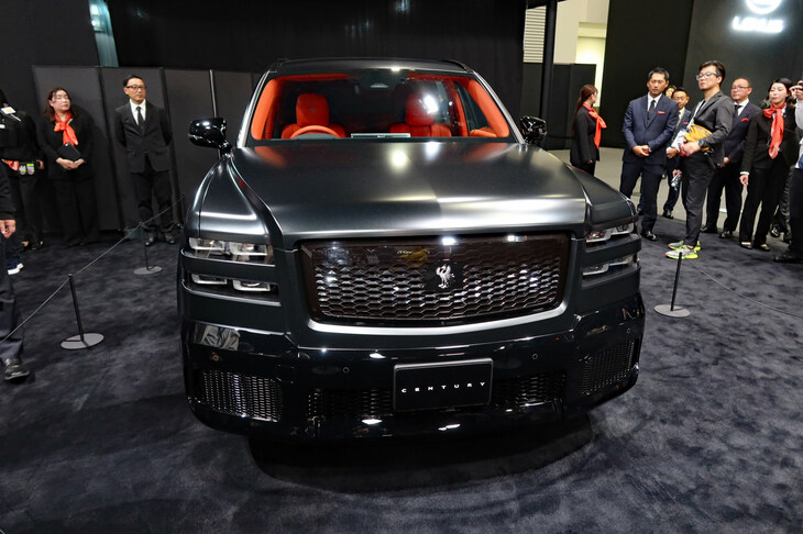 トヨタグループの展示エリアのなかでも、センチュリーのブースは窓付きの壁でほかとは仕切られていた。内部は黒一色で、床にはじゅうたんが敷かれ、とにかく世界観の演出が徹底されていたのだ。