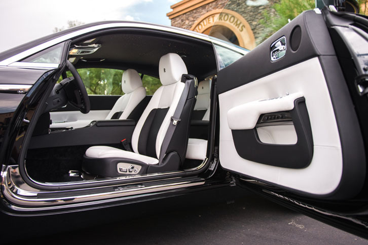 インテリアトリムには、ステルス機の機体に使われるというアルミニウム合金製糸を織り込んだCFRPが用いられている。