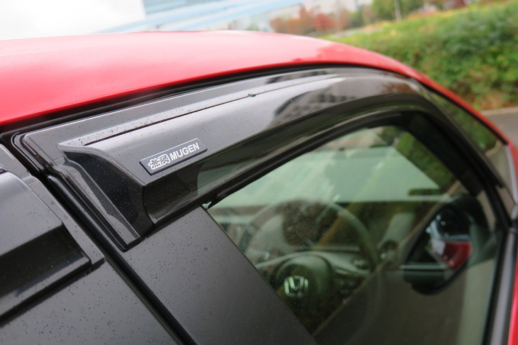 ホンダ・フィット リュクス 無限パーツ装着車（ベンチレーテッドバイザー）